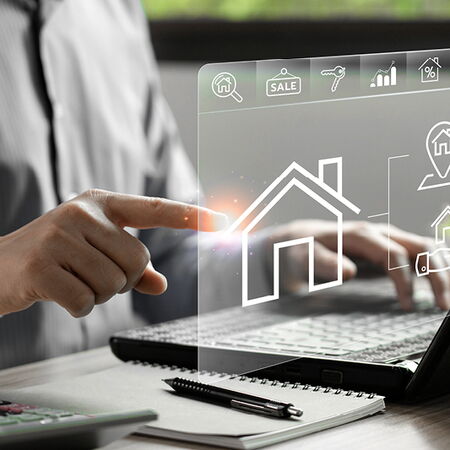 Mann führt eine digitale Immobilienwertermittlung durch Mann führt eine digitale Immobilienwertermittlung durch